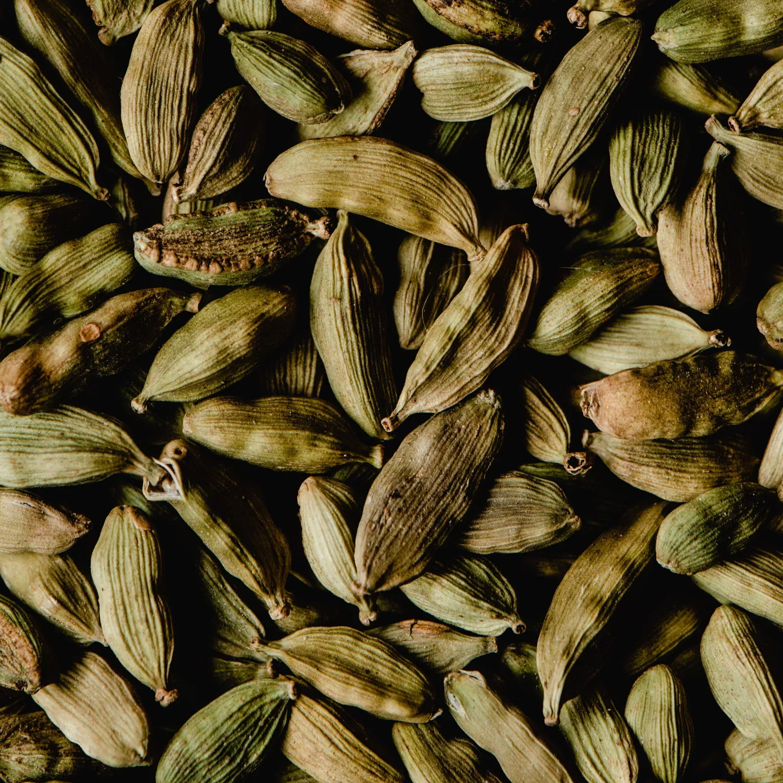 Green cardamom pods, close-up